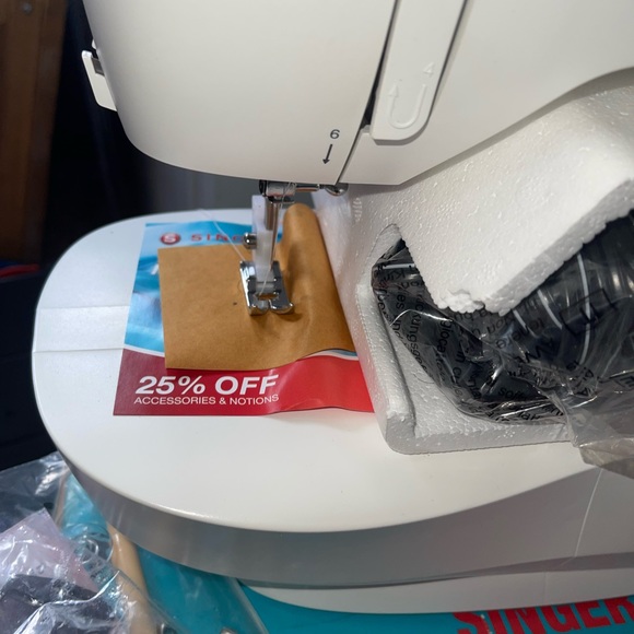 SINGER M1500 Mechanical Sewing Machine New - Picture 6 of 6